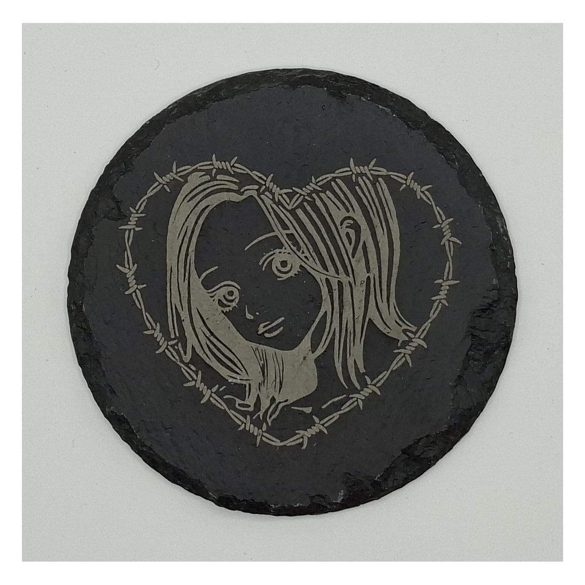 Sous-verre rond en ardoise gravée – Duo gothique barbelé