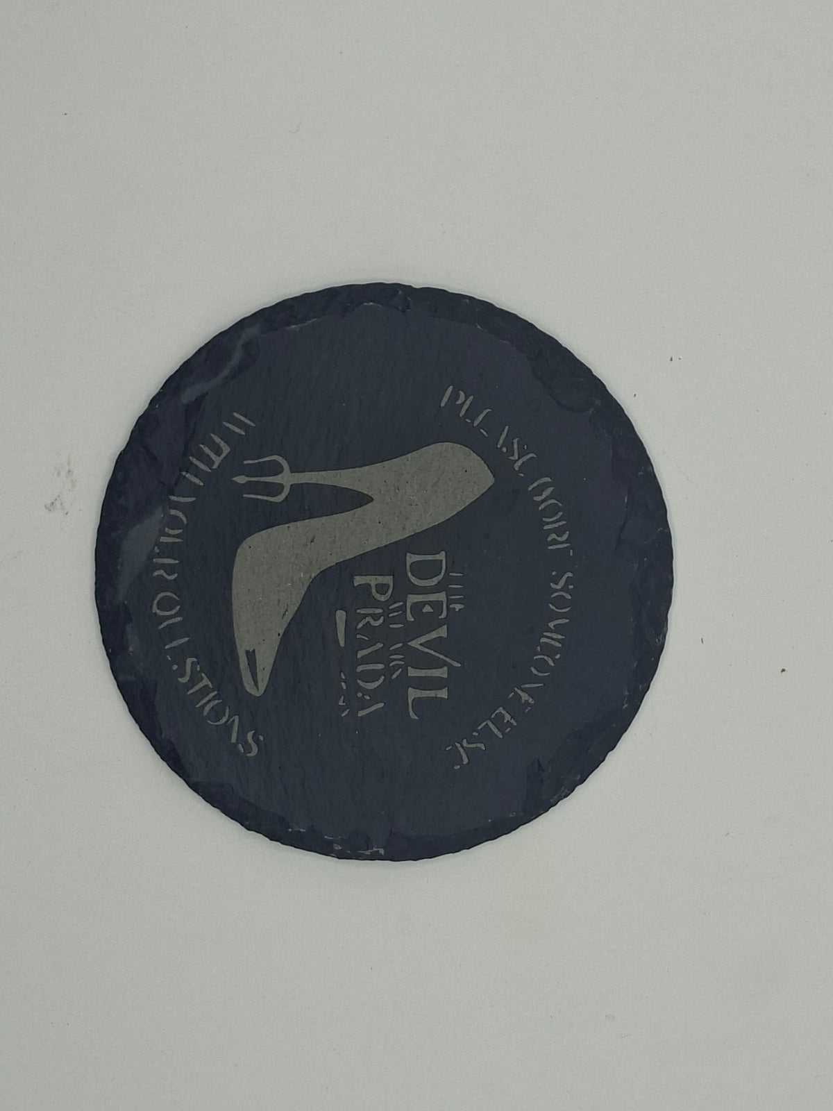 Sous-verre rond en ardoise gravée – Le Diable s'habille en Prada