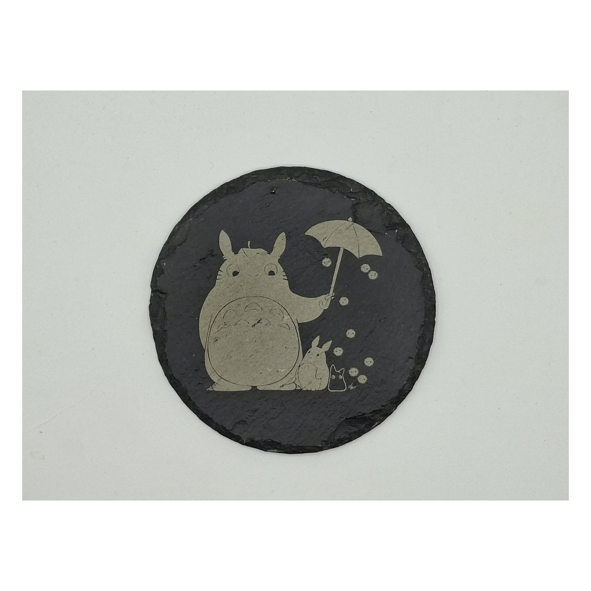 Sous-verre rond en ardoise gravée – Mon voisin Totoro