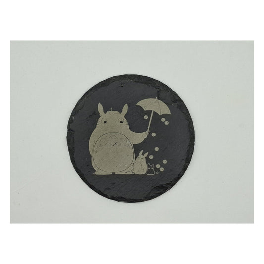 Sous-verre rond en ardoise gravée – Mon voisin Totoro