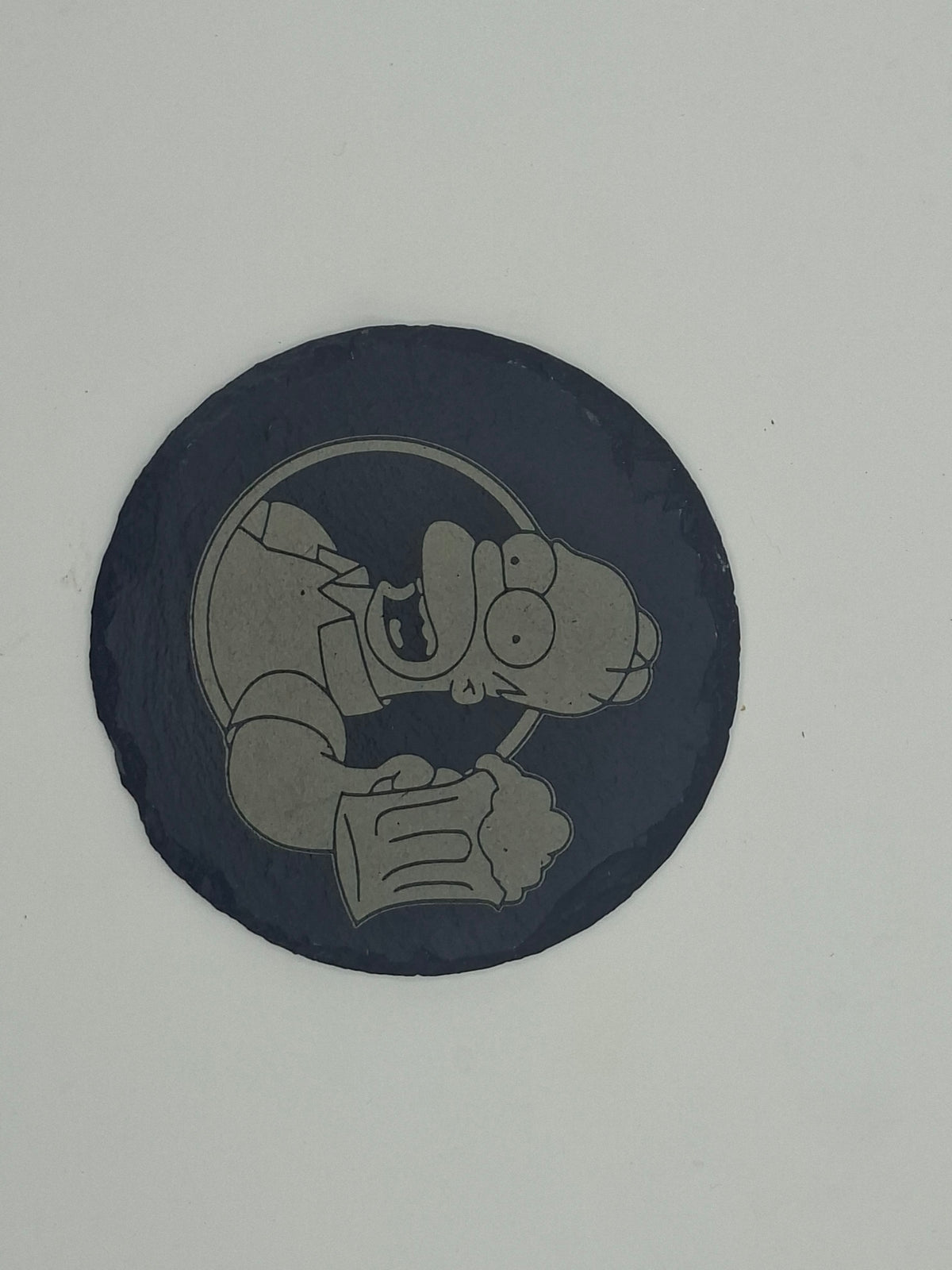 Sous-verre rond en ardoise gravée – Les Simpson Homer avec bière