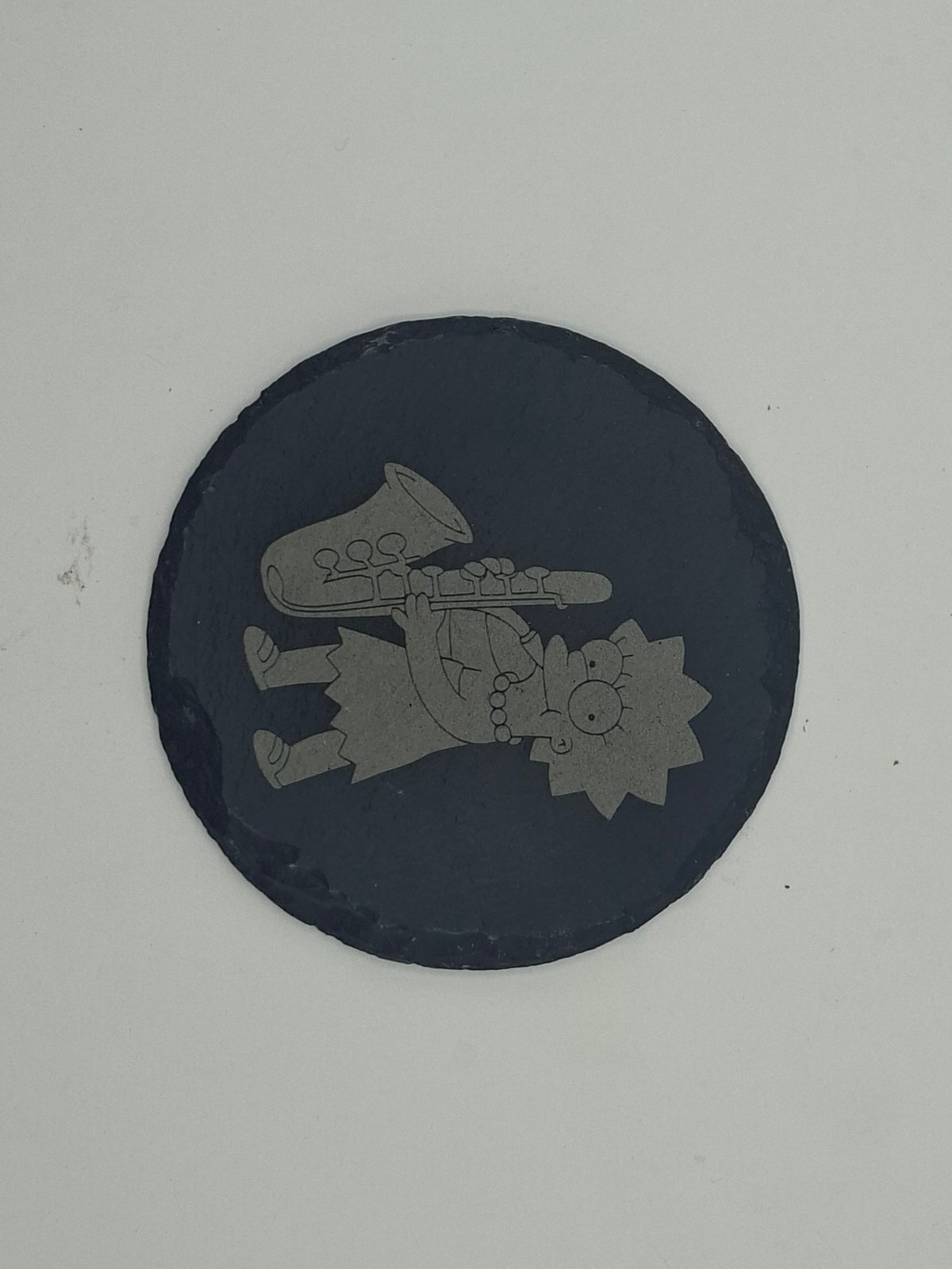 Sous-verre rond en ardoise gravée – Les Simpson Lisa au saxophone