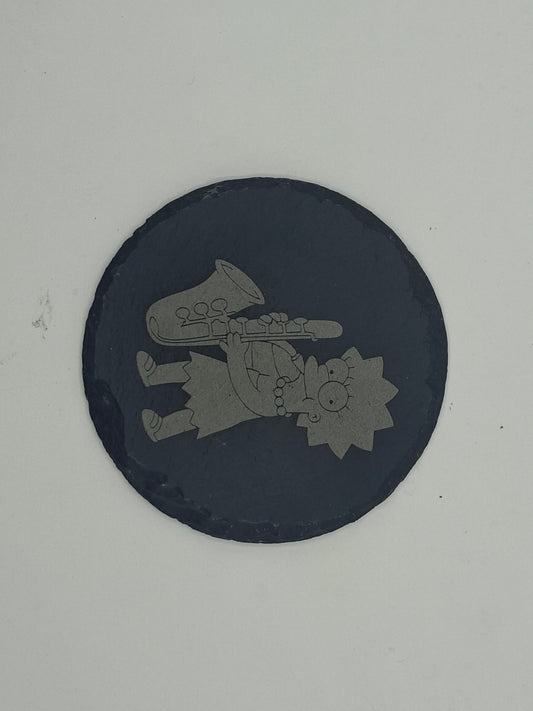 Sous-verre rond en ardoise gravée – Les Simpson Lisa au saxophone
