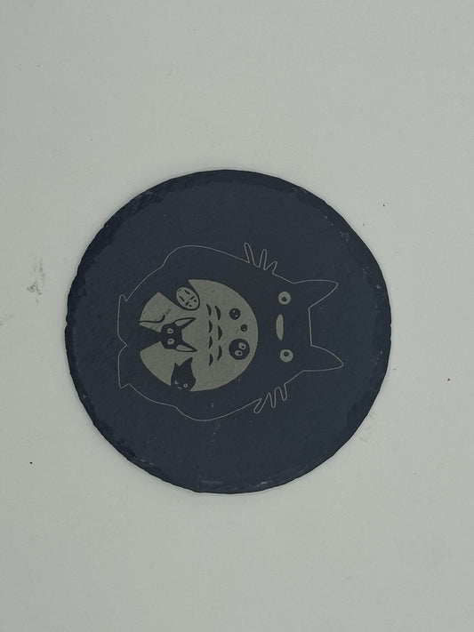 Sous-verre rond en ardoise gravée – Mon voisin Totoro et noiraudes
