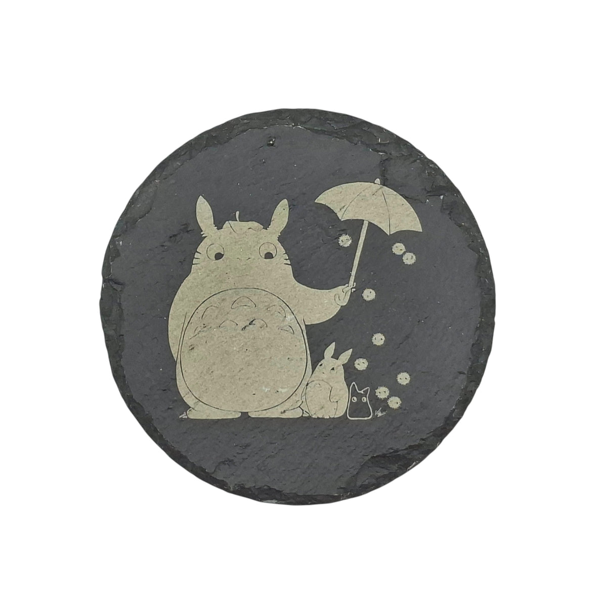 Sous-verre rond en ardoise gravée – Mon voisin Totoro – Totoro & noiraudes
