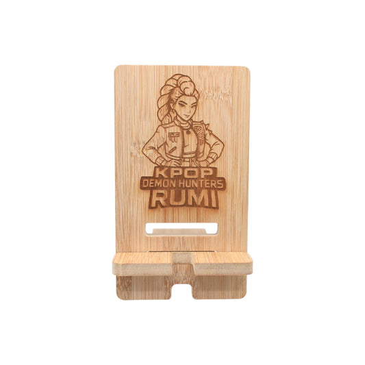 Support smartphone en bois gravé – Huntrix – Rumi – Created Artisan